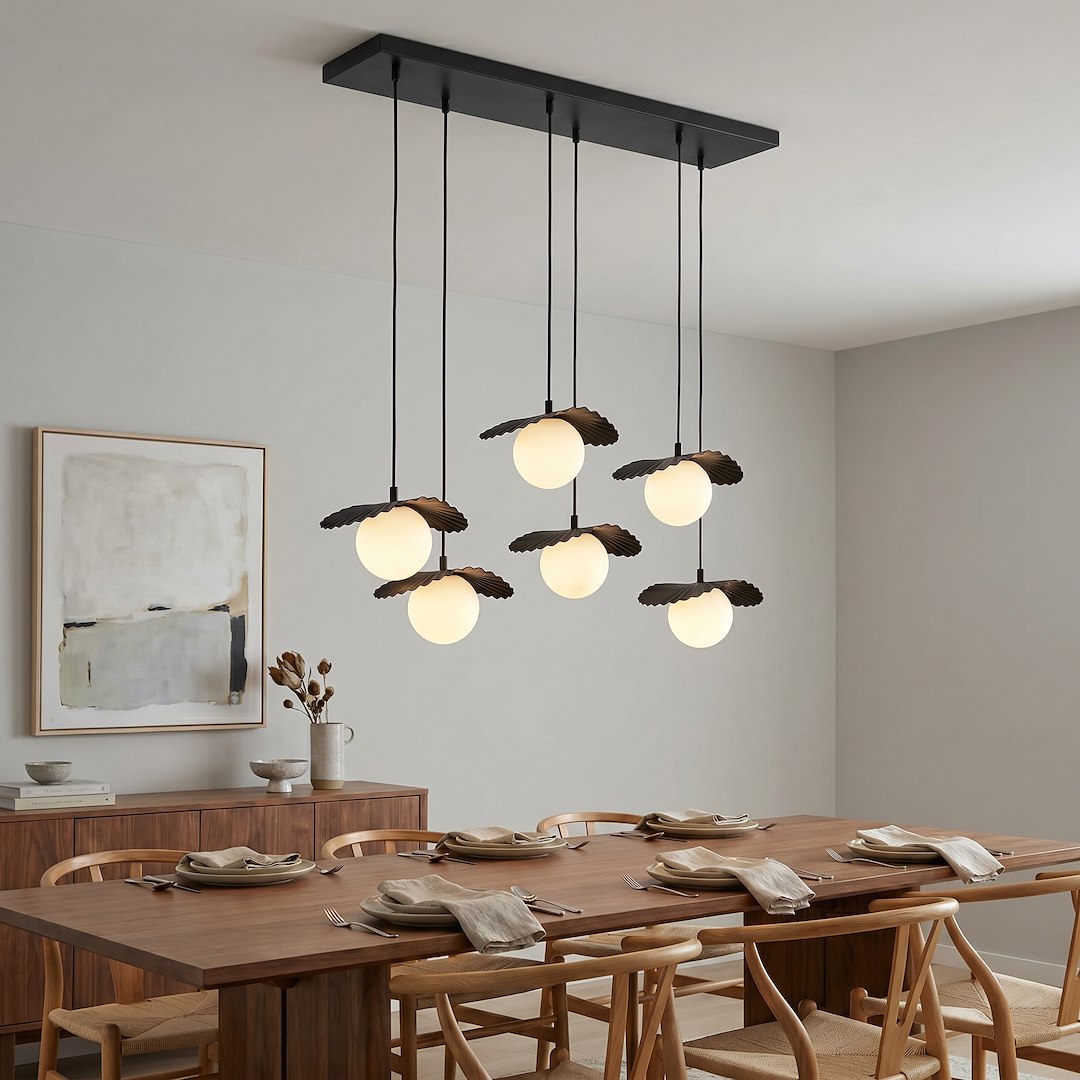 Ambiance salle à manger, six lumières allumées au-dessus d'une grande table en bois