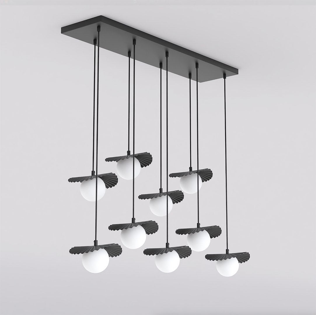 Vue en perspective du luminaire montrant la platine rectangulaire et les neuf suspensions décalées