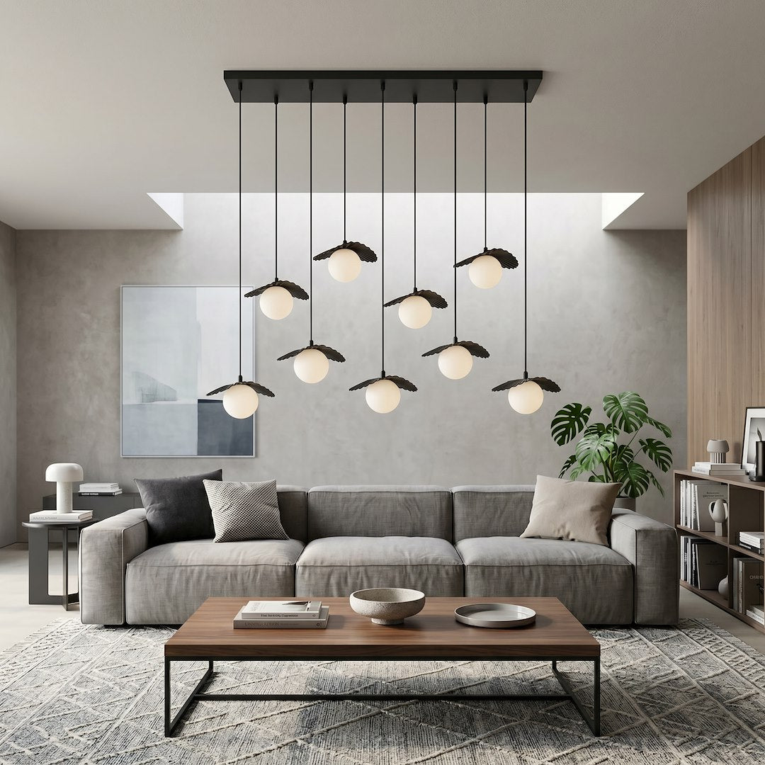 Mise en ambiance au-dessus d'un canapé gris dans un salon contemporain aux murs béton
