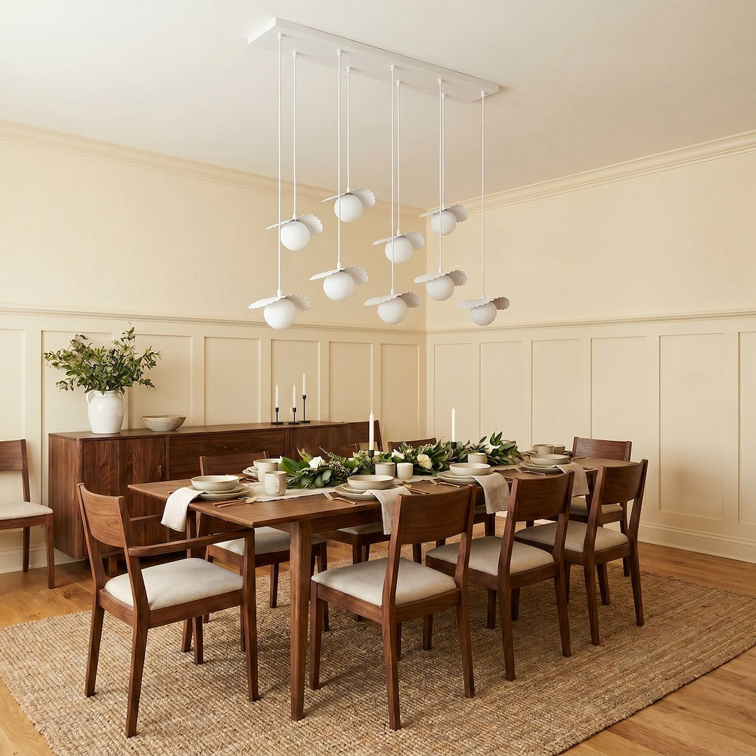 Vue d'ensemble du luminaire suspendu au-dessus d'une grande table dressée dans une pièce claire