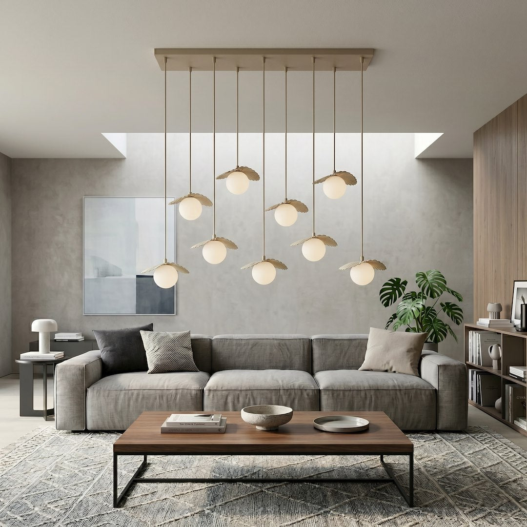 Mise en ambiance dans un salon gris, canapé et table basse sous les globes suspendus