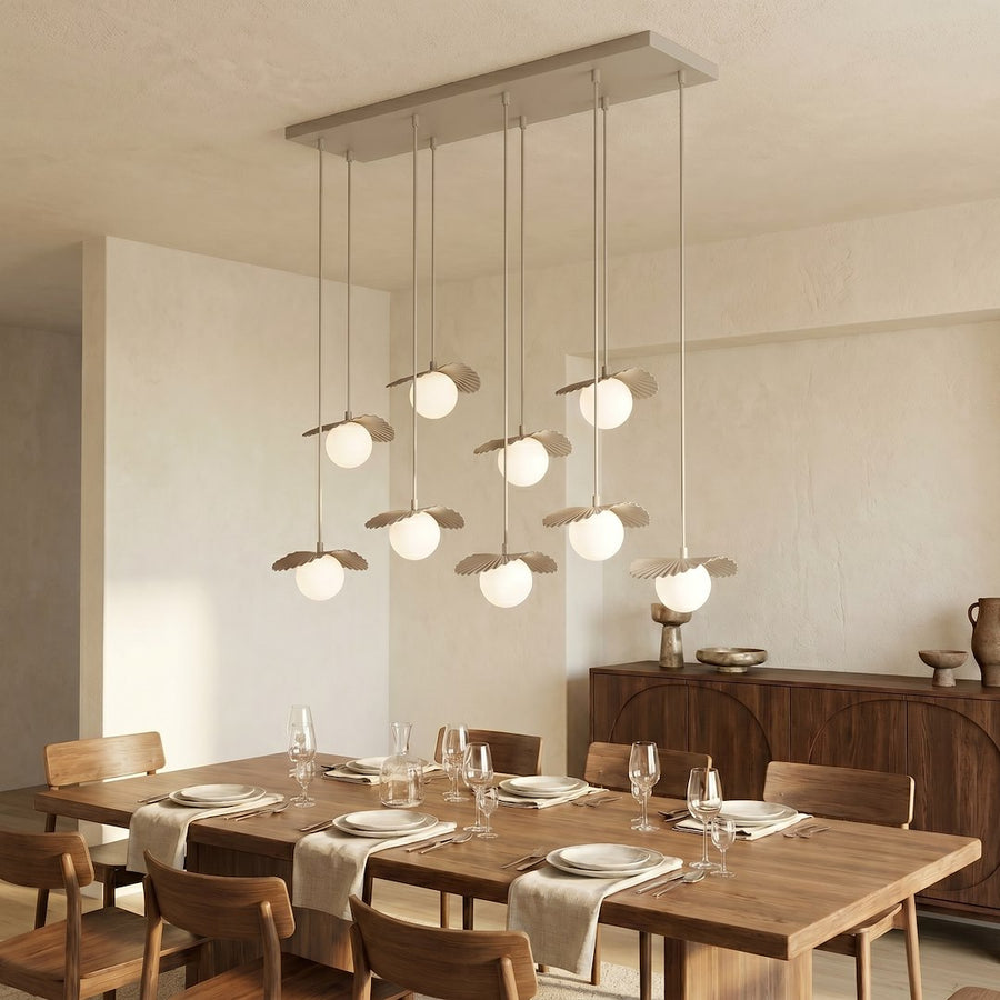 Salle à manger en bois éclairée par la suspension à neuf globes lumineux