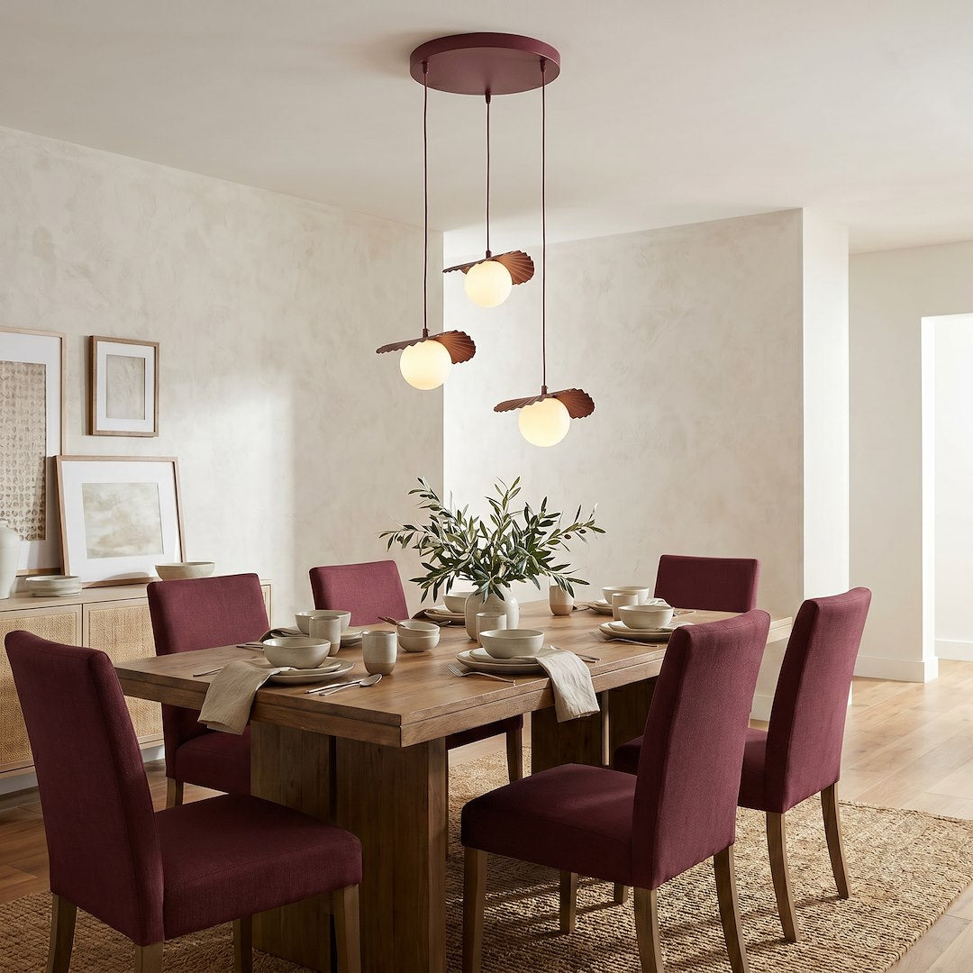 Mise en ambiance salle à manger, suspension allumée au-dessus d'une table dressée