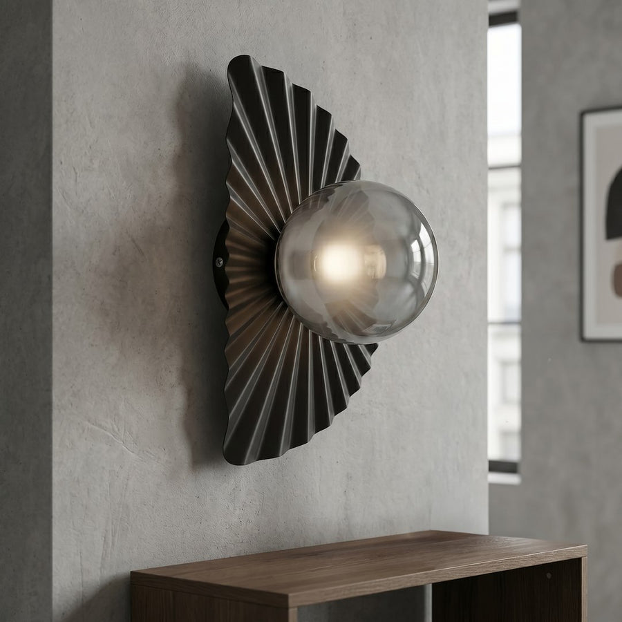 Mise en ambiance de l'applique allumée fixée sur un mur en béton gris