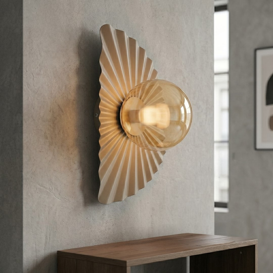 Mise en ambiance sur mur béton gris, lumière chaude projetée par l'applique