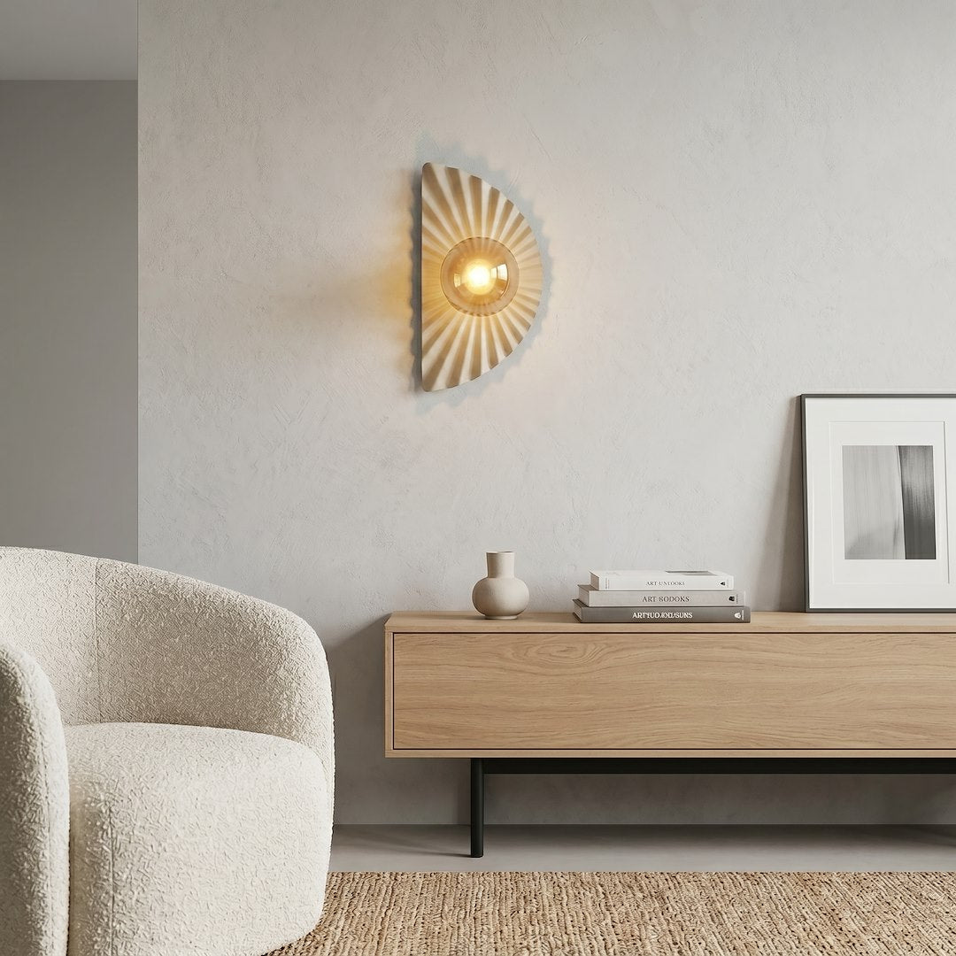 Mise en situation au-dessus d'un meuble en bois, ambiance chaleureuse et minimaliste