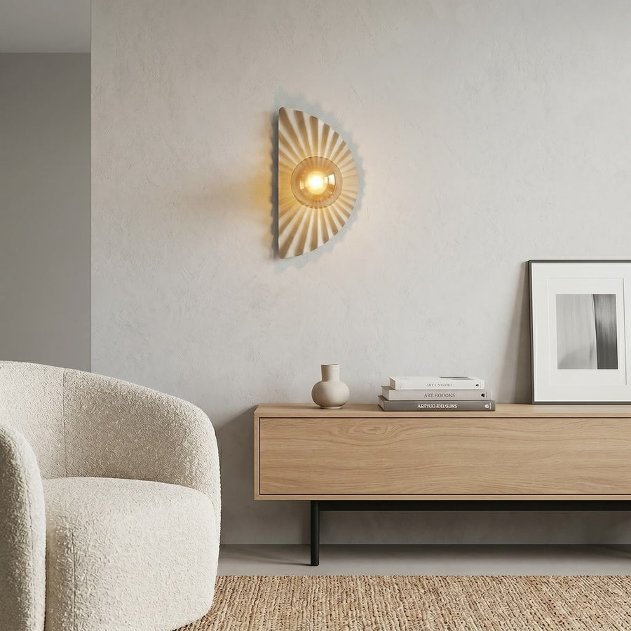 Mise en situation au-dessus d'un meuble en bois, ambiance chaleureuse et minimaliste