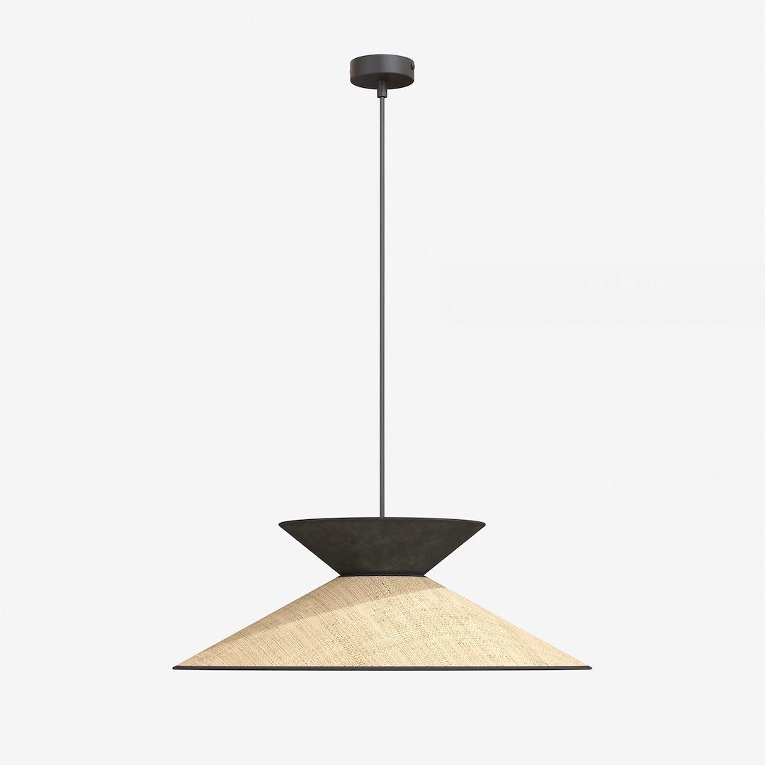 Profil du luminaire, cône métallique noir surmontant l'abat-jour en rotin naturel.