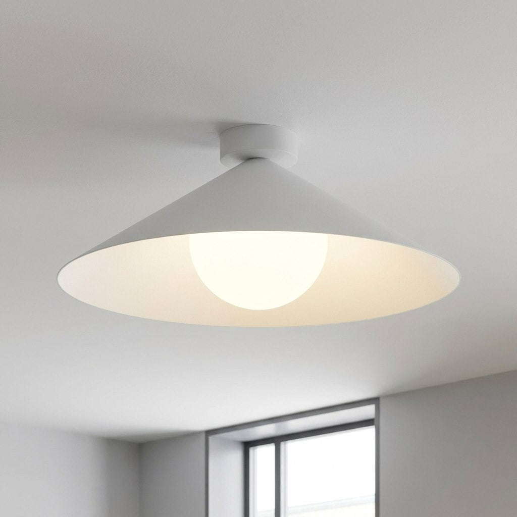 Luminaire allumé dans une pièce claire, lumière diffusée doucement vers le bas
