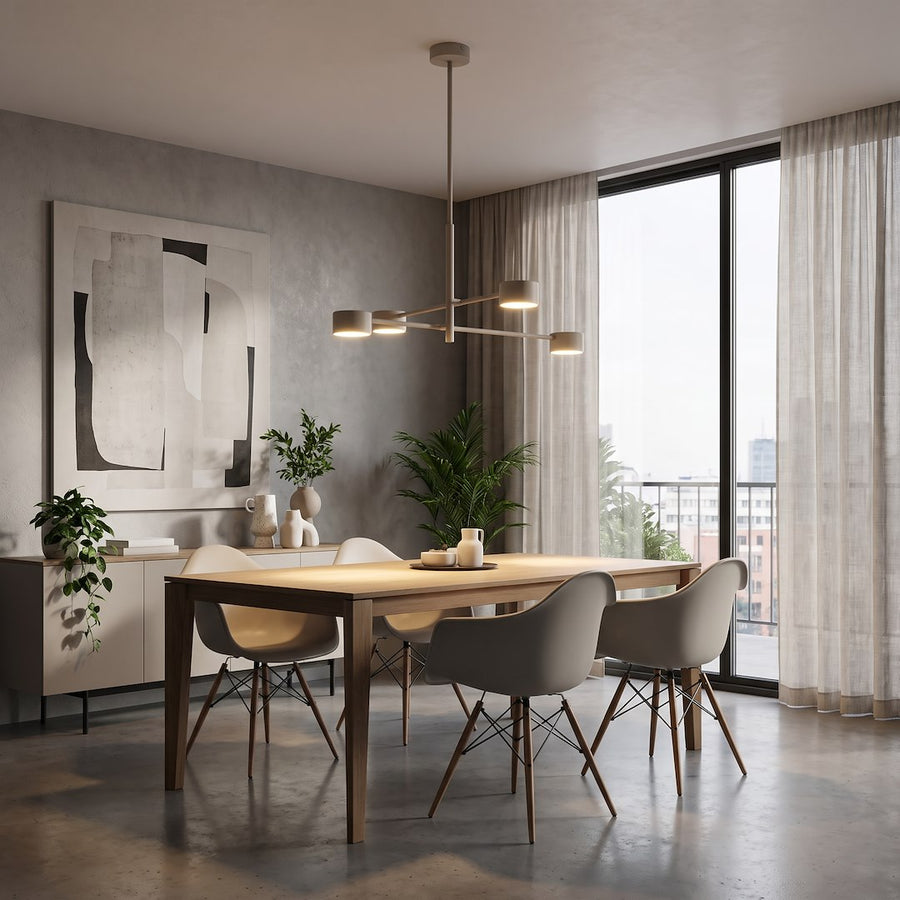 Ambiance de salle à manger avec plantes vertes et le plafonnier beige allumé