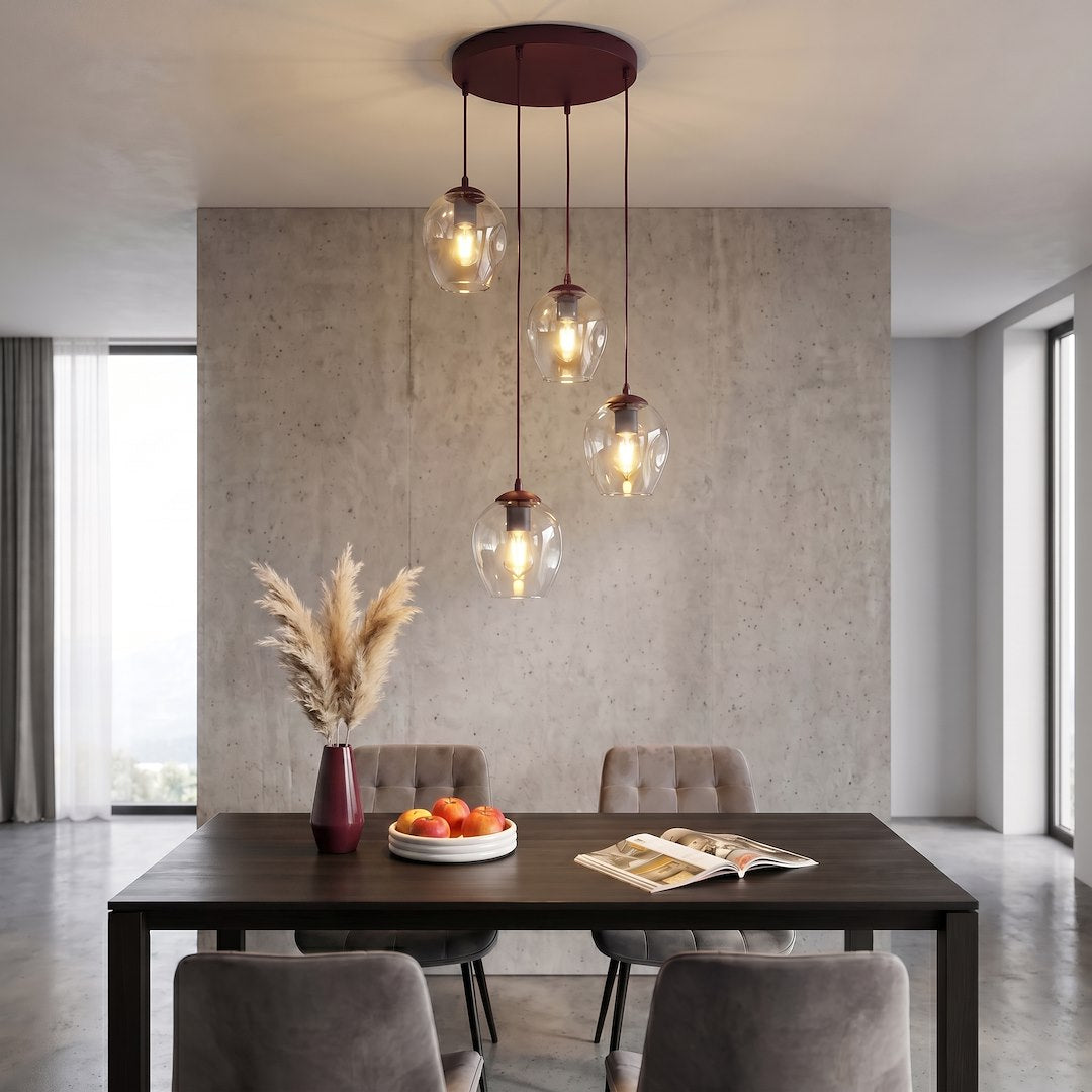 Mise en ambiance au-dessus d'une table de salle à manger devant un mur béton