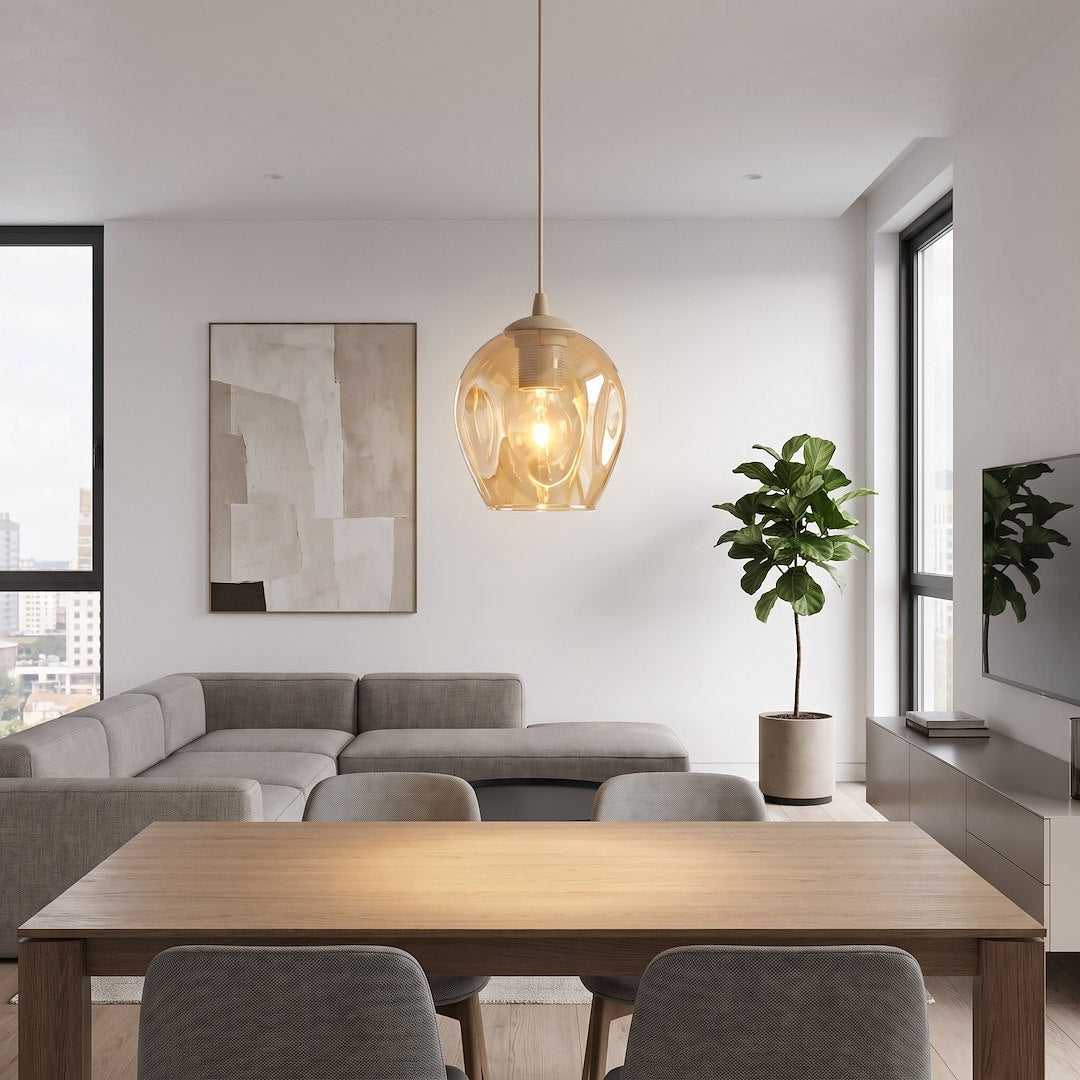 Mise en ambiance salon moderne avec canapé gris, suspension ambrée au-dessus de la table