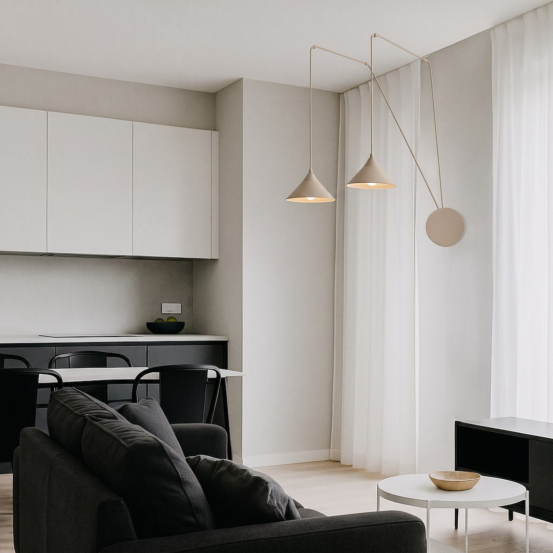 Mise en ambiance cuisine et salon avec les deux suspensions beige allumées.