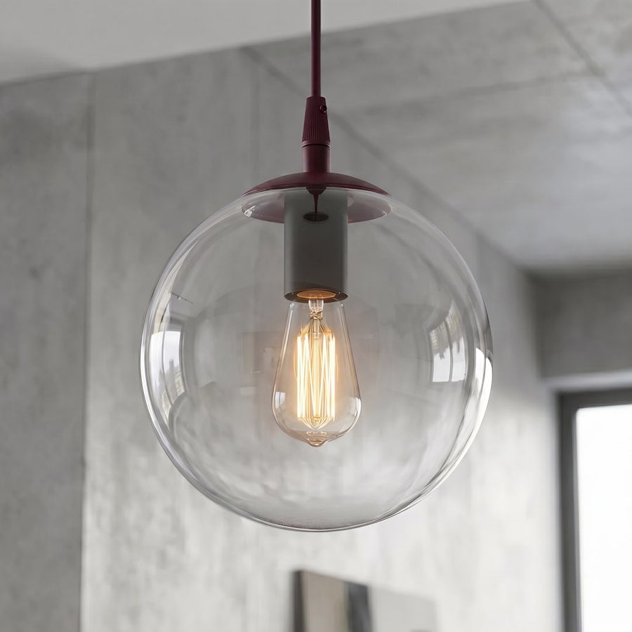 Gros plan sur le globe en verre transparent, douille noire et ampoule à filament.