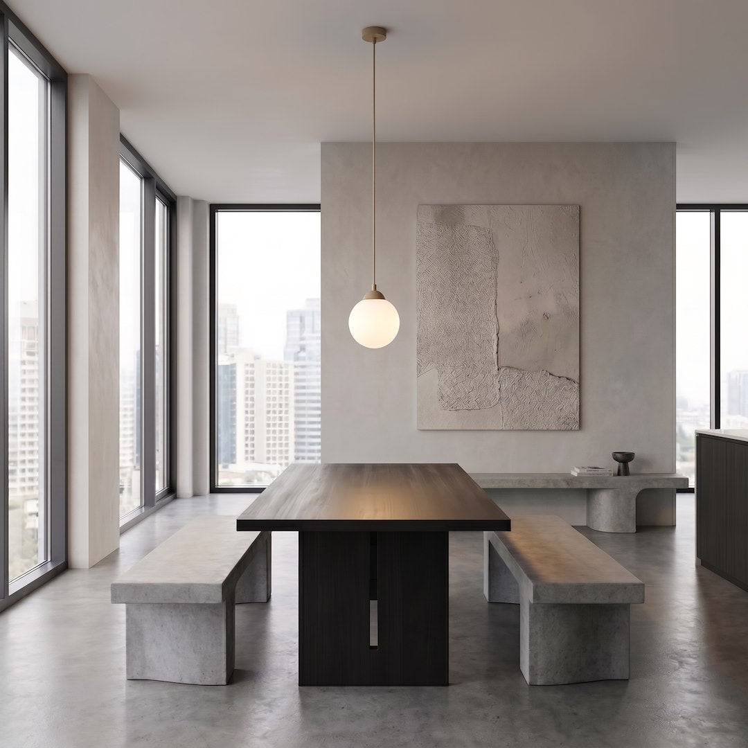 Vue d'ensemble de la suspension éclairée au-dessus d'une table en bois foncé