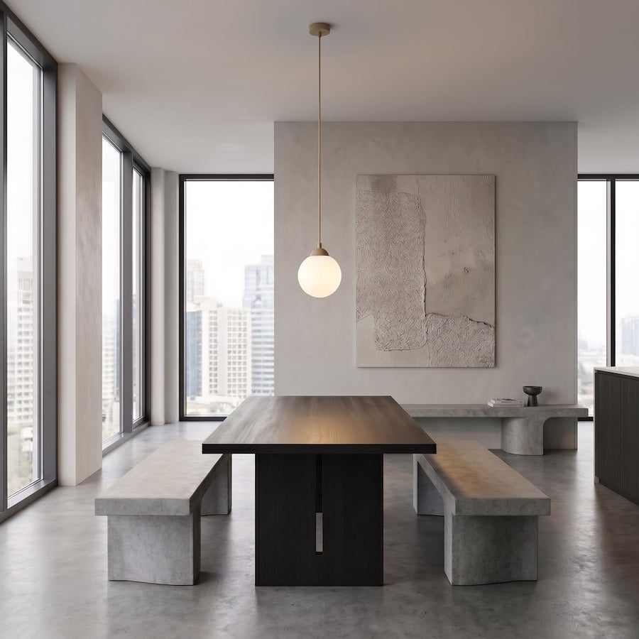 Vue d'ensemble de la suspension éclairée au-dessus d'une table en bois foncé