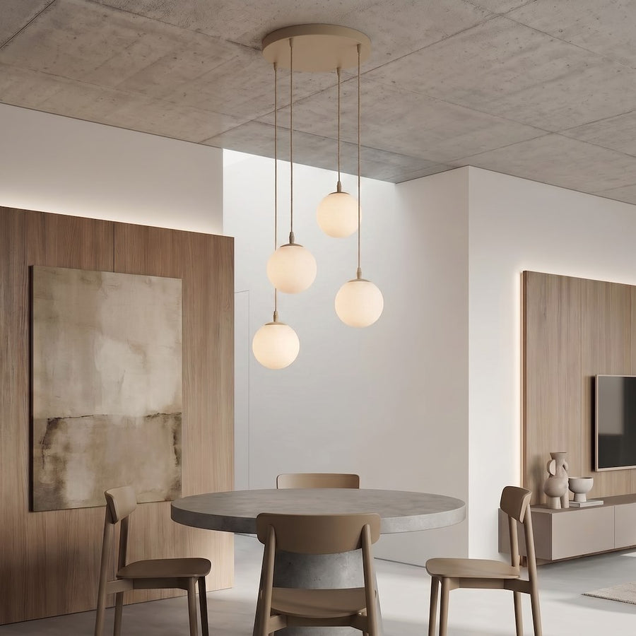 Vue large du séjour béton, suspension au-dessus d'une table ronde et chaises en bois
