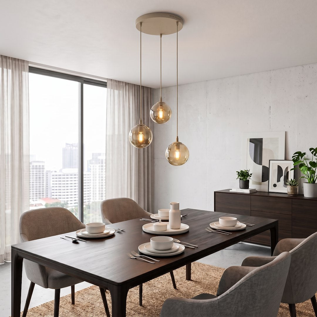 Mise en ambiance du luminaire au-dessus d'une table à manger dans un intérieur contemporain