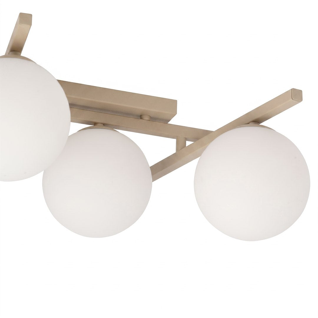 Détail de trois globes en verre dépoli et bras métalliques beige mat