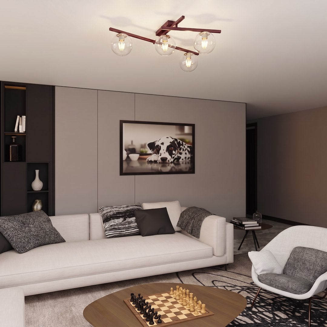 Mise en ambiance salon avec plafonnier allumé, canapé blanc, échiquier et cadre de chien.