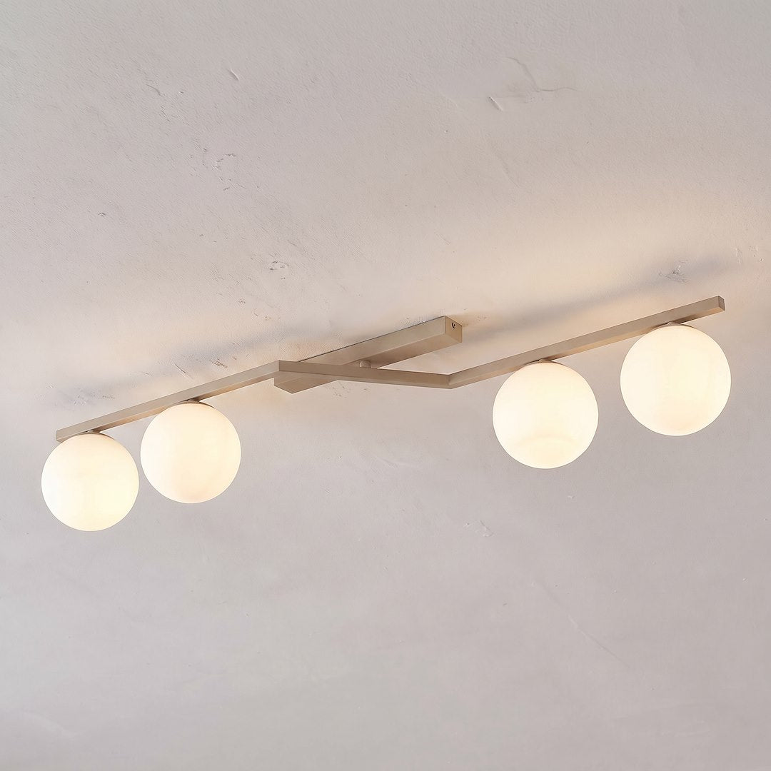 Vue rapprochée du plafonnier allumé fixé au plafond, diffusant une lumière chaude