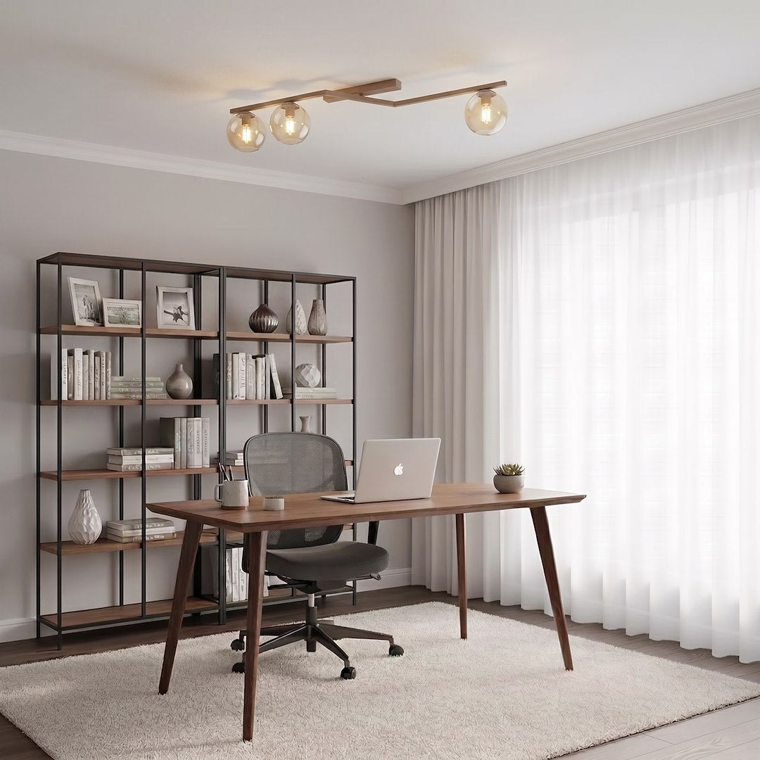 Mise en ambiance du plafonnier allumé au-dessus d'un bureau dans un intérieur clair