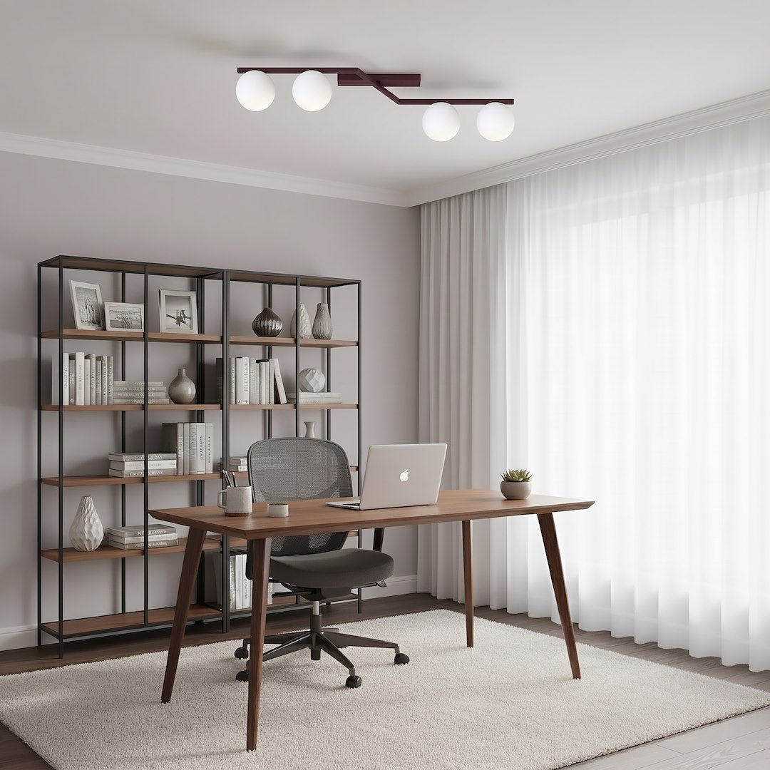 Mise en ambiance du plafonnier allumé au-dessus d'un bureau dans un intérieur contemporain
