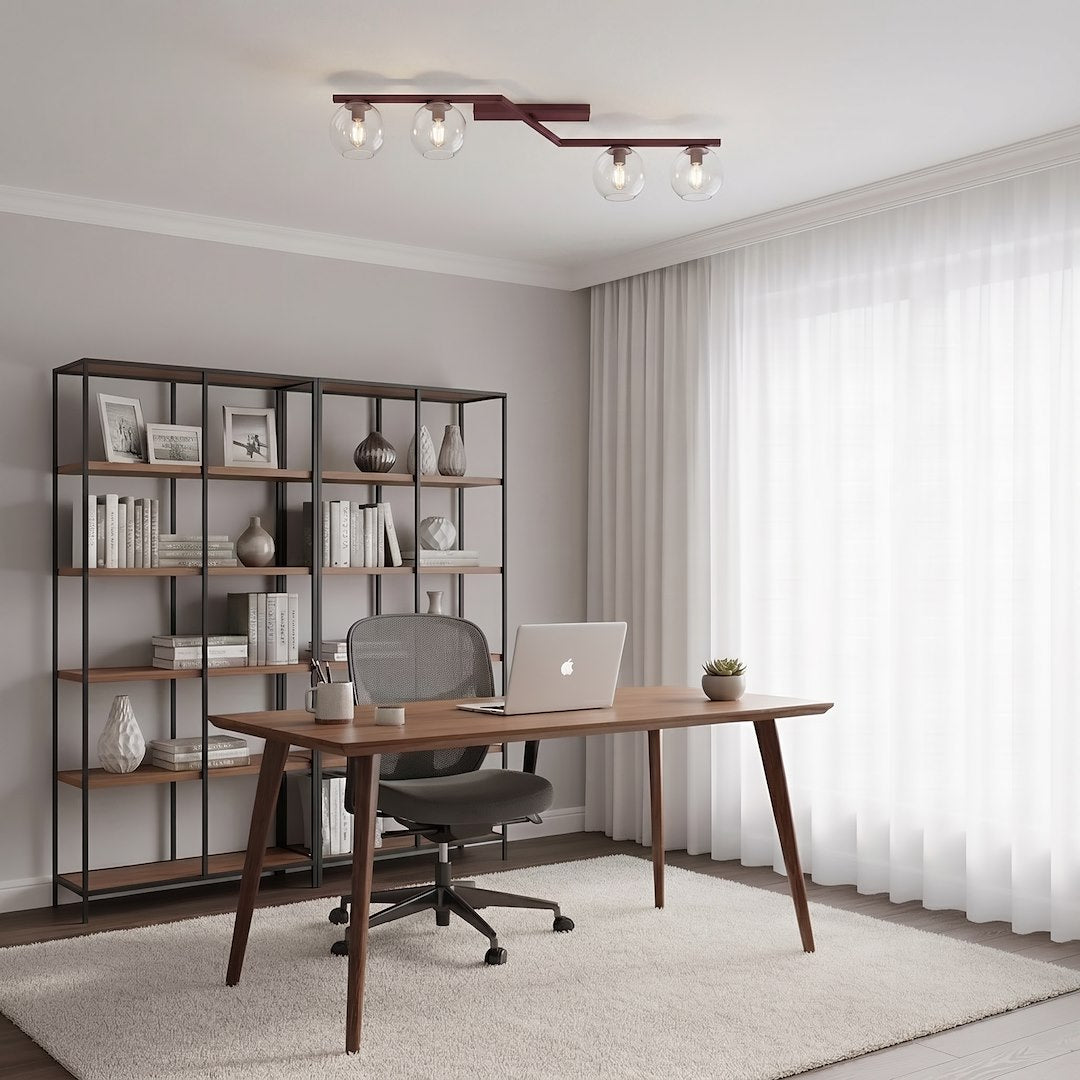 Mise en ambiance au-dessus d'un bureau en bois, bibliothèque et rideaux blancs en arrière-plan