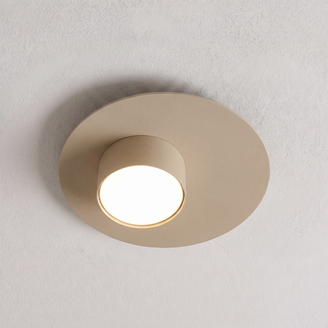 Plafonnier beige installé au plafond, lumière allumée pour mise en ambiance