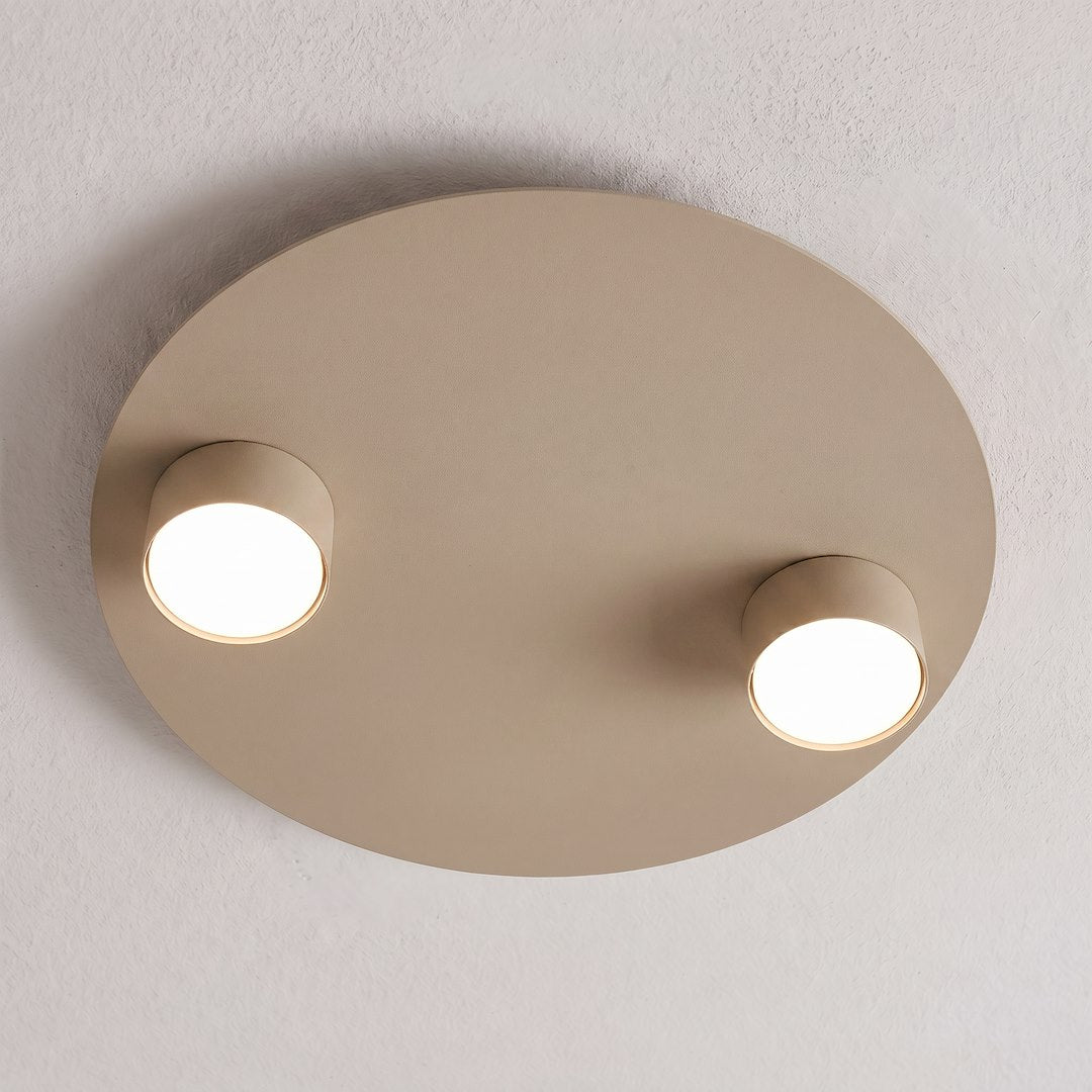 Mise en ambiance au plafond, lumière chaude allumée sur un mur blanc