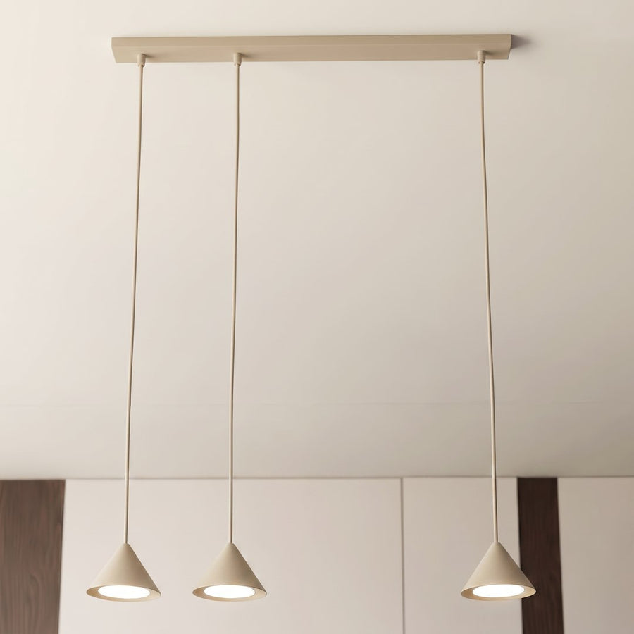 Vue en situation, luminaire allumé au plafond avec trois cônes beiges éclairés