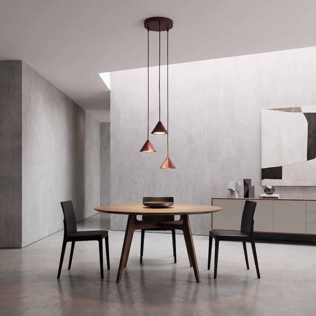 Mise en ambiance au-dessus d'une table ronde dans un intérieur moderne et minimaliste