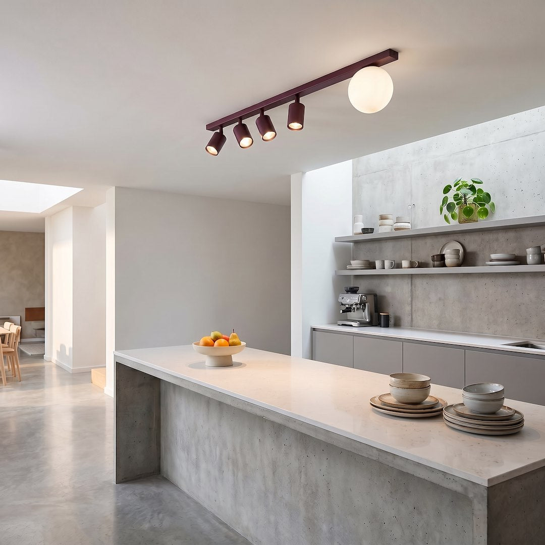 Ambiance dans une cuisine béton clair avec îlot central sous le plafonnier