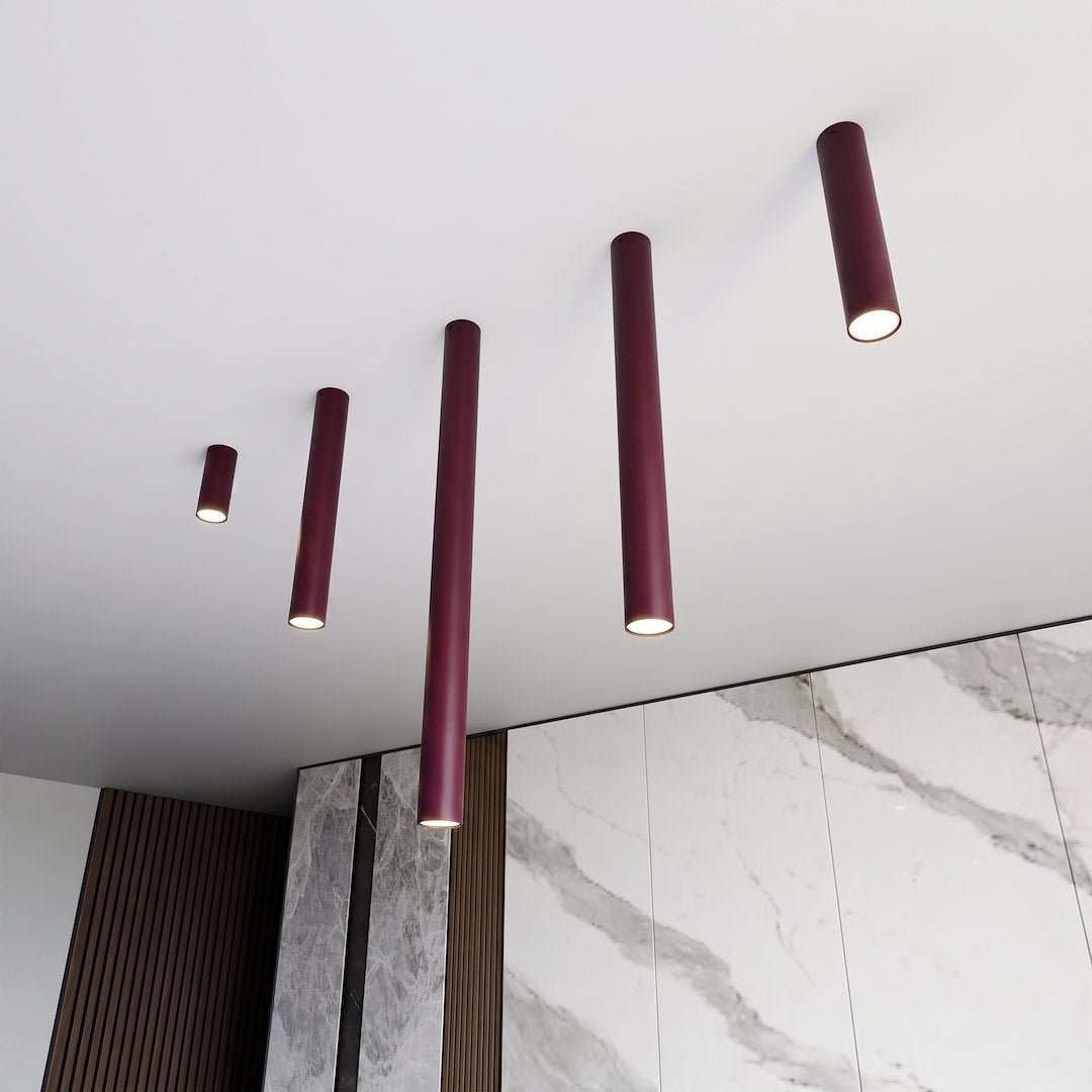 Vue en contre-plongée de cinq plafonniers tubes fixés au plafond blanc