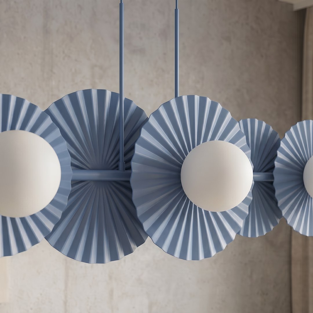 Gros plan sur les coupelles bleues plissées et les globes de verre blanc