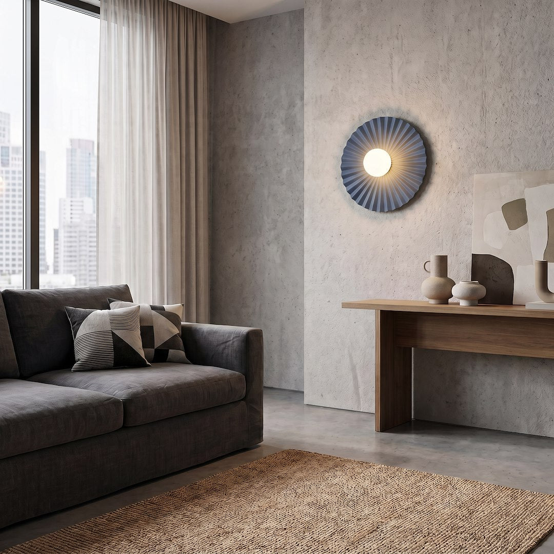 Mise en ambiance dans un salon contemporain avec canapé et tapis