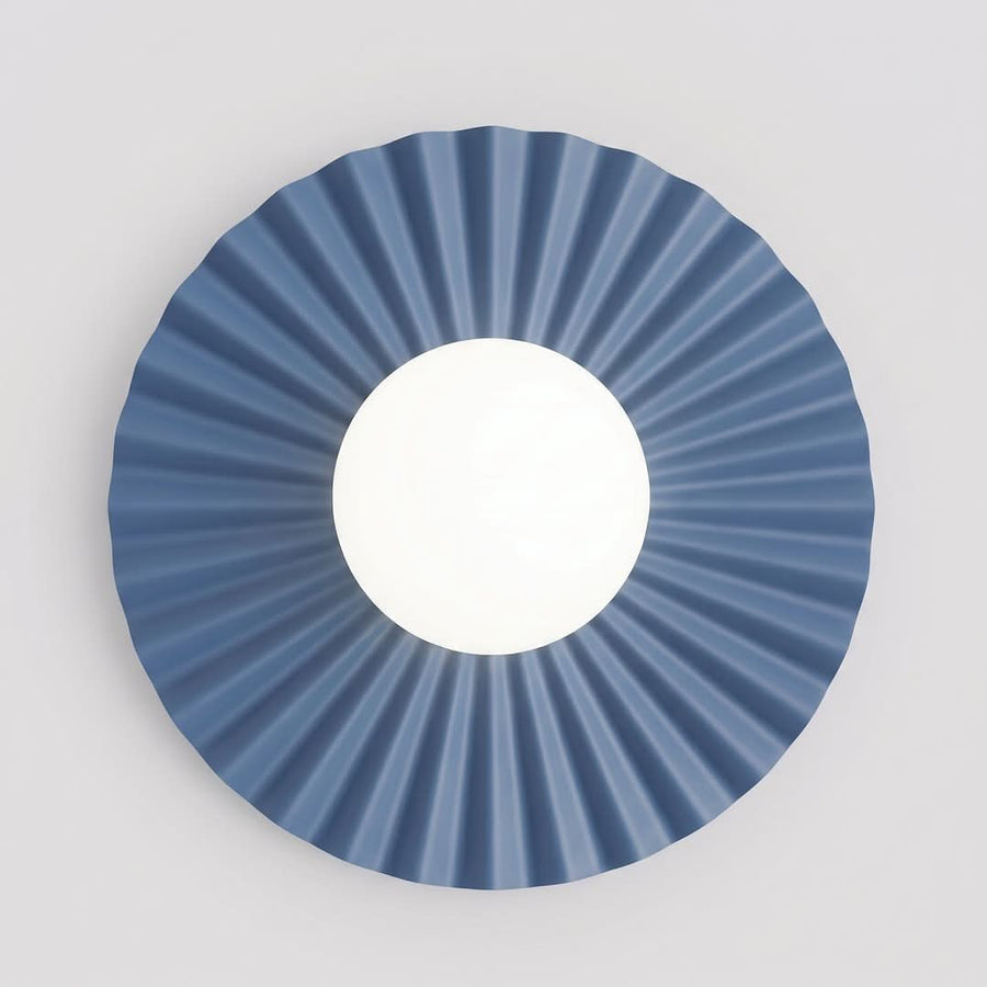 Vue de face du luminaire rond bleu à plis rayonnants et globe central blanc
