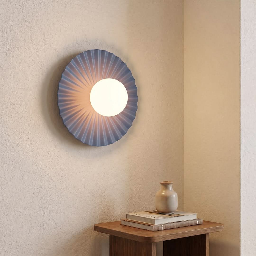 Mise en ambiance dans un coin, applique allumée au-dessus d'une table en bois