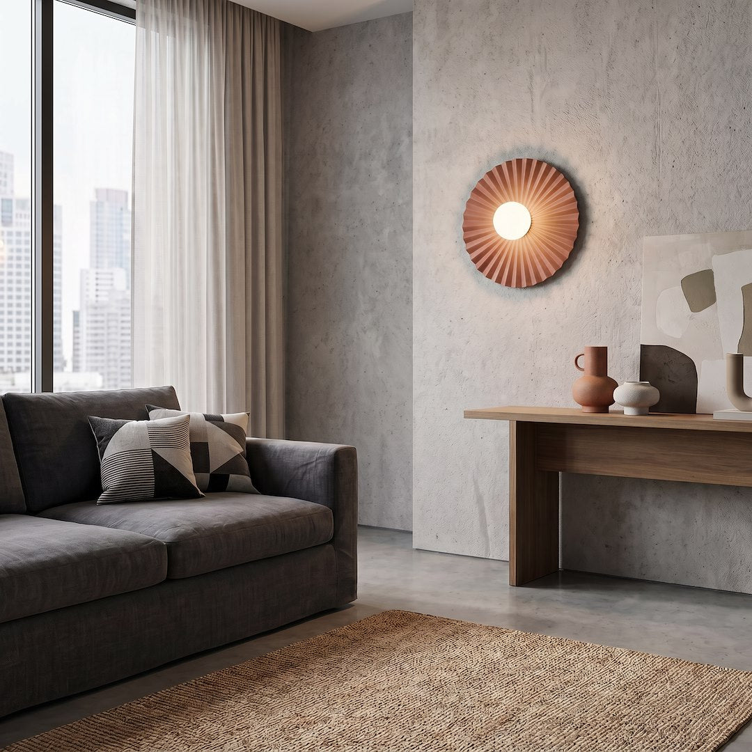 Mise en ambiance salon contemporain avec canapé gris et applique allumée