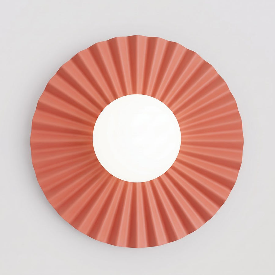 Applique murale corail plissée de face sur fond blanc, diffuseur central en verre blanc