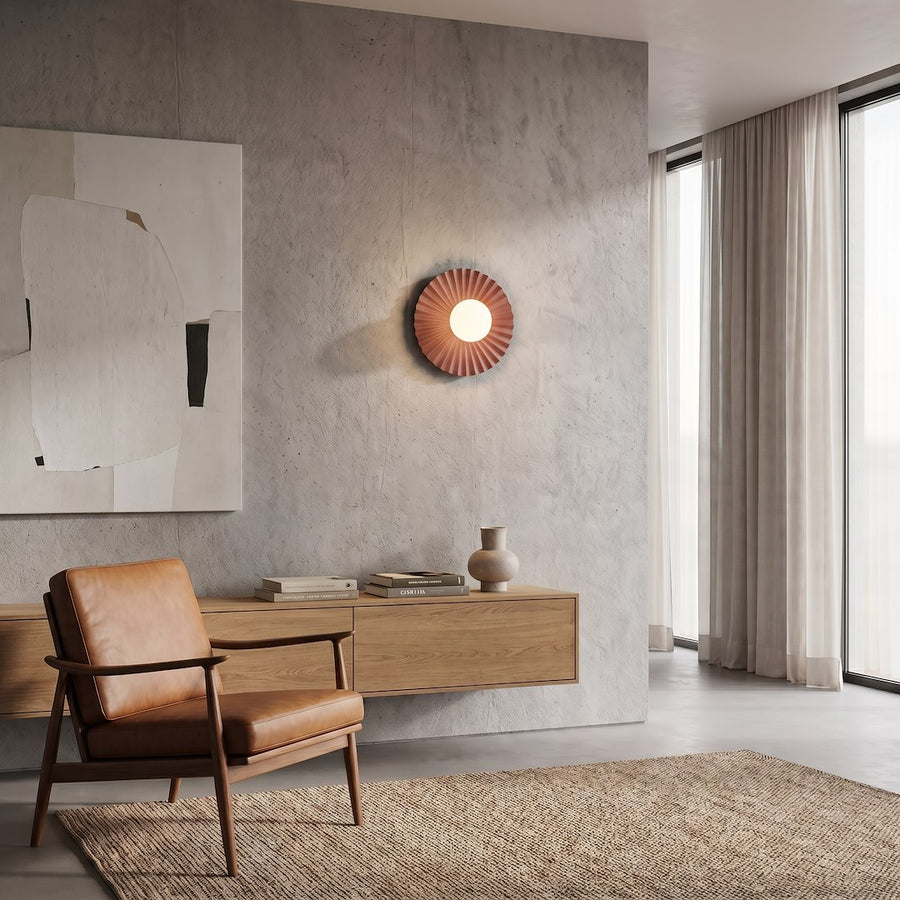 Scène de vie loft béton avec fauteuil cuir, tableau abstrait et grande baie vitrée