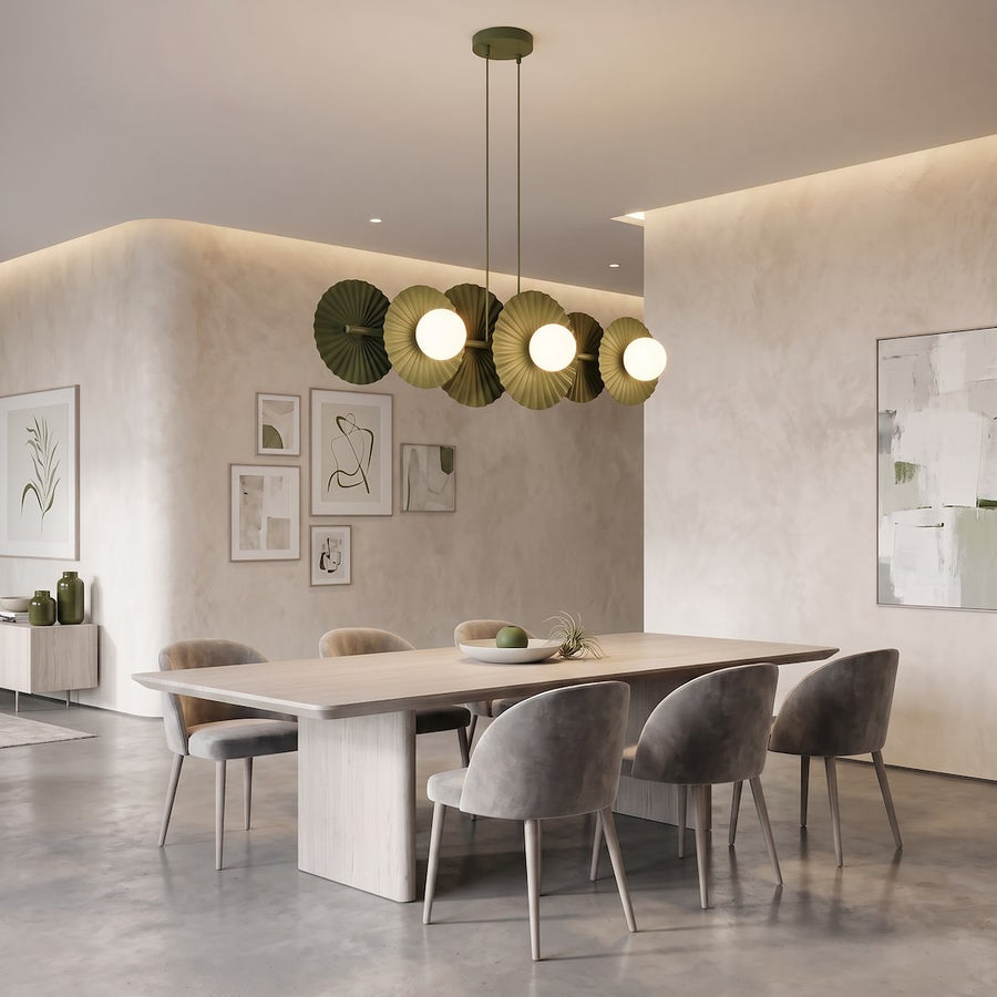 Vue en situation au-dessus d'une table de salle à manger aux tons beige clair
