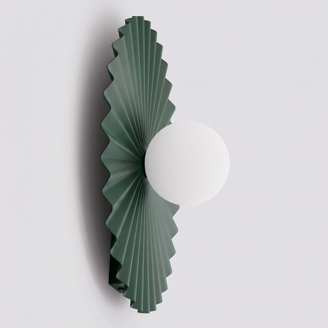 Vue de profil de l'applique murale verte plissée et son globe blanc.
