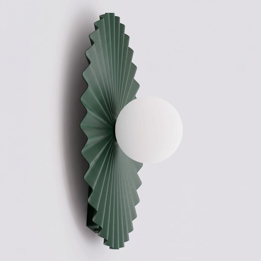Vue de profil de l'applique murale verte plissée et son globe blanc.