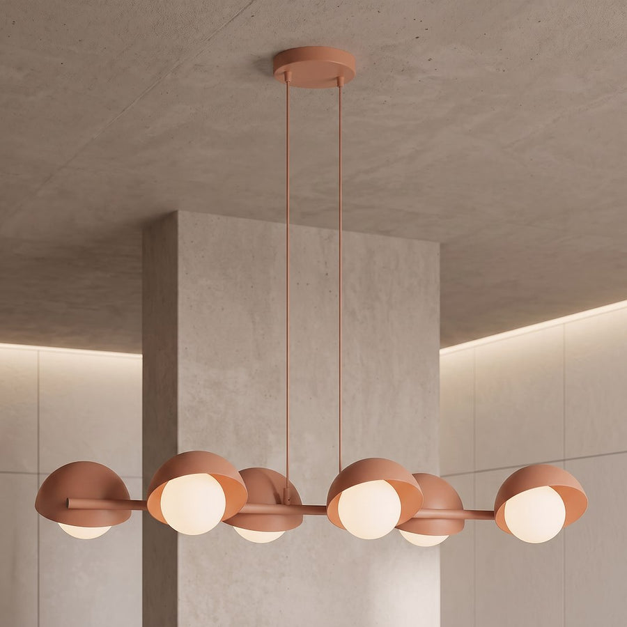 Luminaire suspendu au plafond en béton, montrant tiges fines et diffuseurs lumineux allumés.
