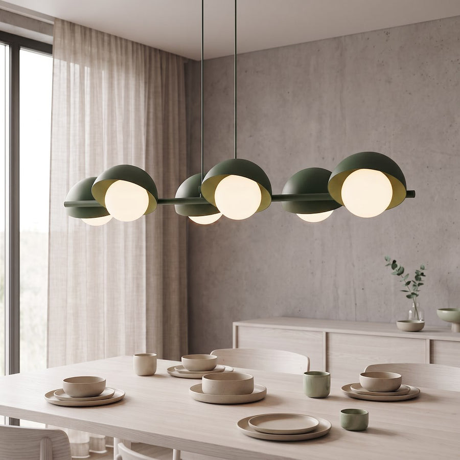 Pièce à vivre : suspension verte au-dessus d'une table dressée de vaisselle