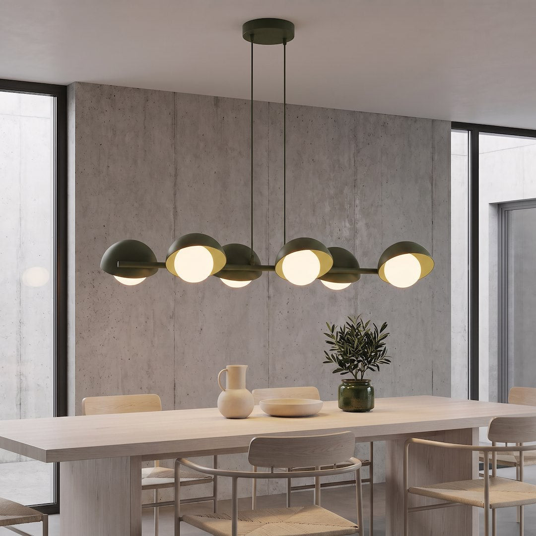 Installation dans un intérieur béton, au-dessus d'une table en bois clair