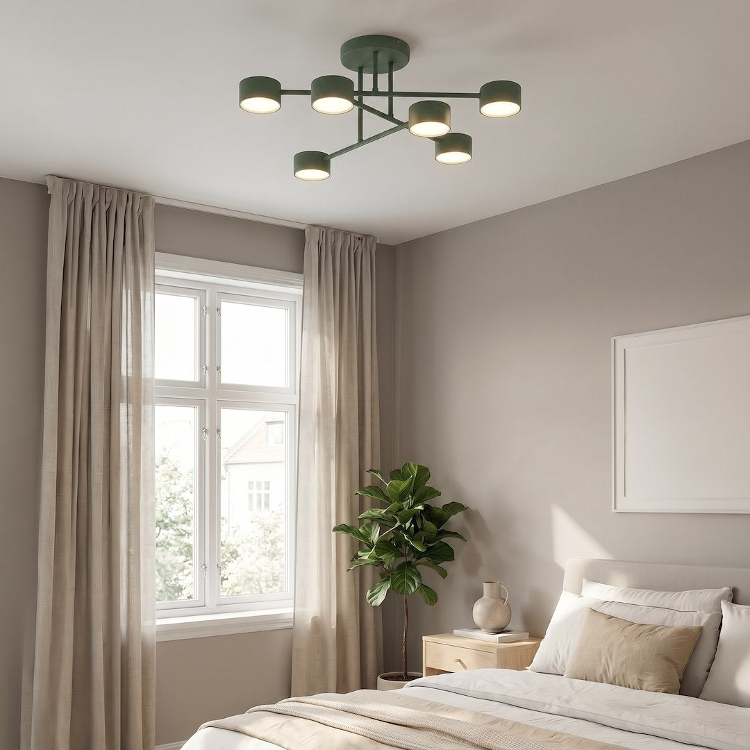 Mise en ambiance dans une chambre claire, luminaire vert fixé au plafond près de la fenêtre.