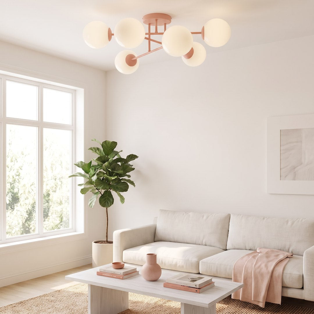 Ambiance salon lumineux, plafonnier éclairé au-dessus d'un canapé beige, plante et grande fenêtre.