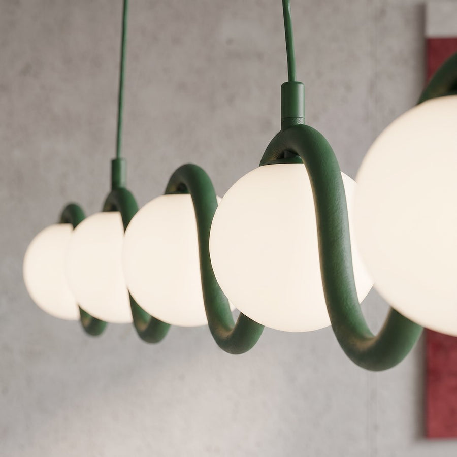 Détail de la finition avec l'armature verte enroulée autour d'un globe blanc
